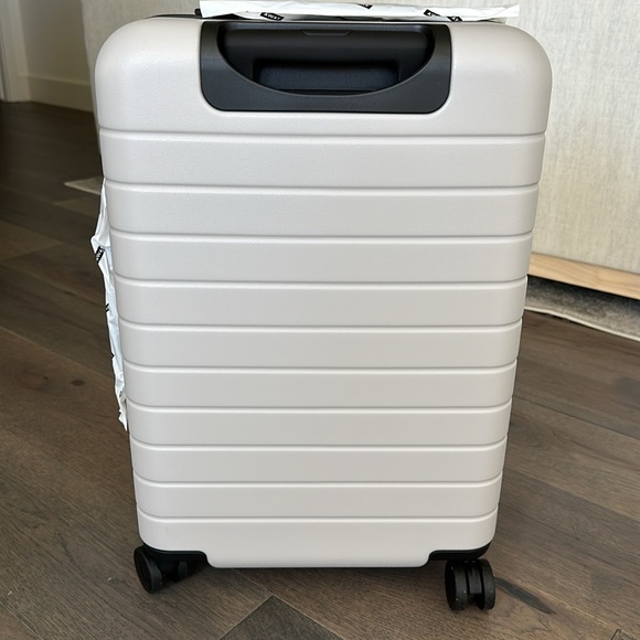 Away The Bigger Carry On in Cloud Gray brand new - Picture 2 of 15